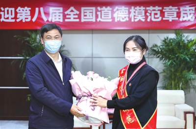 11月6日，当选第八届全国道德模范的章宬从北京载誉归来受到家乡人民的热烈欢迎。姚海翔 摄