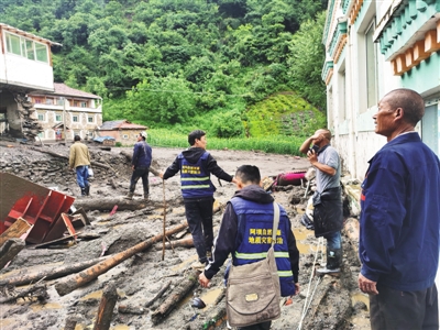 图为泥石流灾害发生后，黑水县自然资源专业技术人员第一时间展开灾后调查。